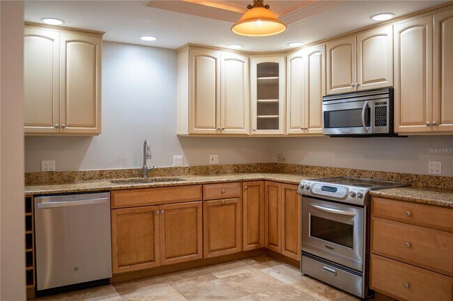 Building Photo - 1 Beach Dr SE