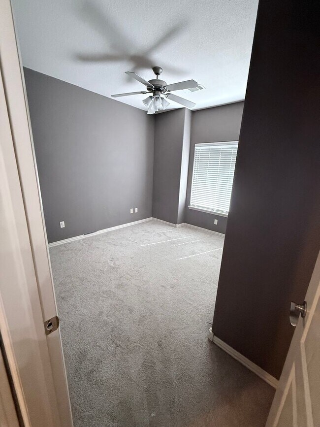 Building Photo - Beautiful 3 Bedroom and 2 Bathroom House