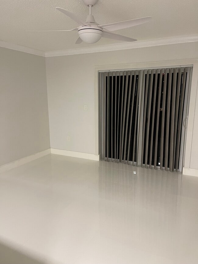 Building Photo - 9191 Fontainebleau Blvd