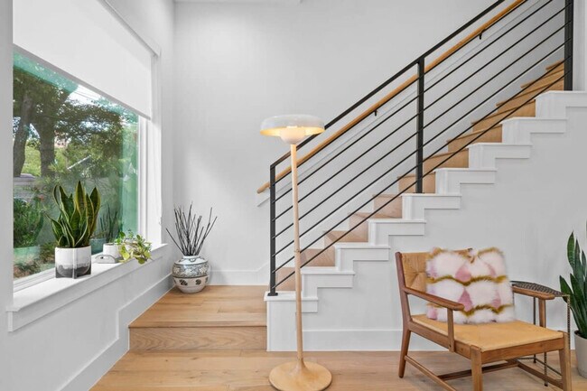 Building Photo - 1204 E 32nd St