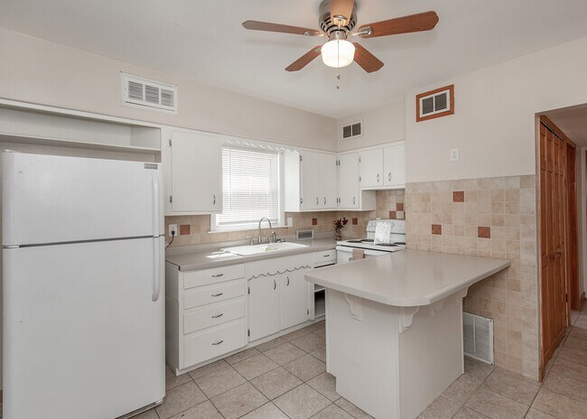 Building Photo - 537 23rd St