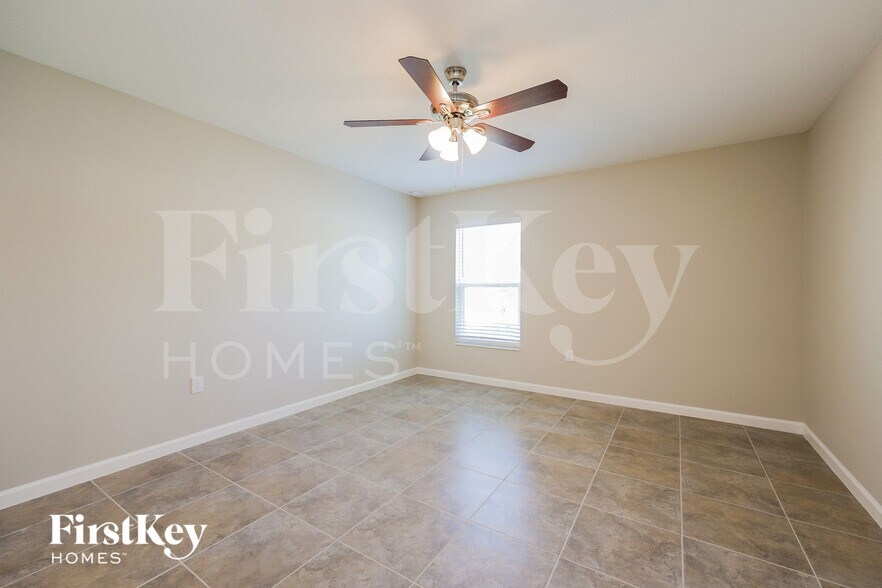 Building Photo - 623 Lindbergh Wy