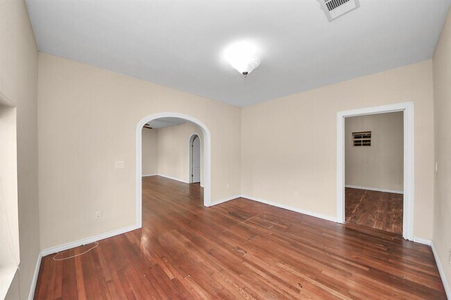 Building Photo - 909 S Victory St