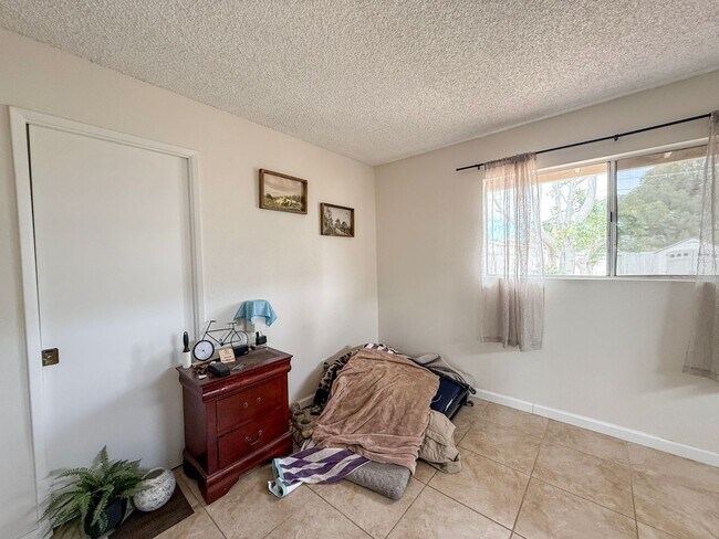 Building Photo - 2 Bedroom Yucca Valley Home