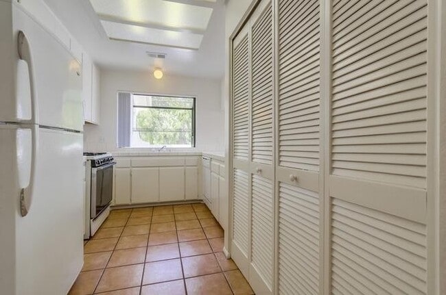 Building Photo - 3BD/3BA Townhome Available in Pacific Beach! ***Get a discounted price for $4,400 if you move in ...