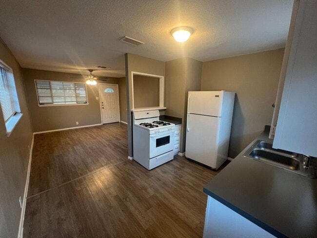 Building Photo - UTA proximity!