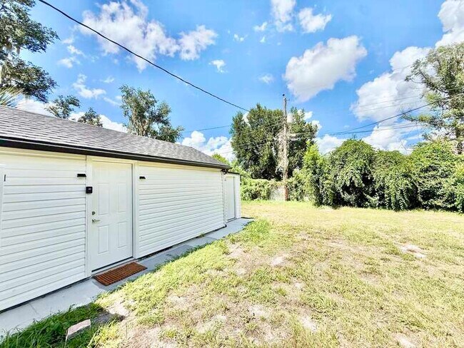 Building Photo - 1704 E Elm Rd