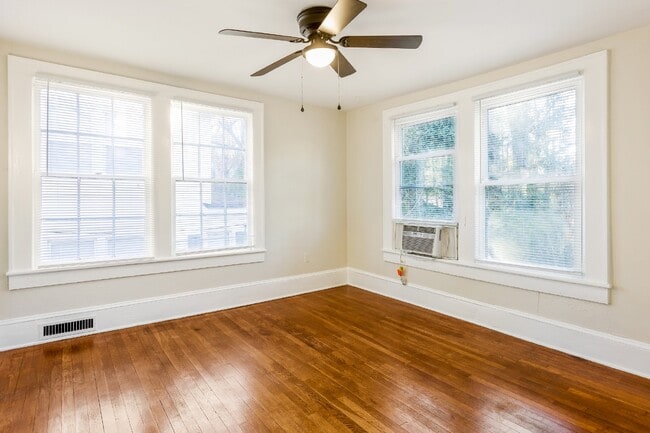 Building Photo - 2 Bed, 1 Bath Townhome in Haymount