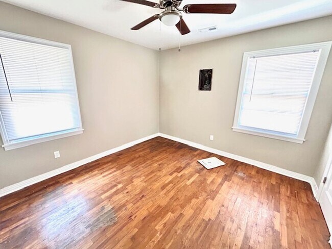 Building Photo - CHARMING BUNGALOW STYLE HOME LOCATED IN HE...