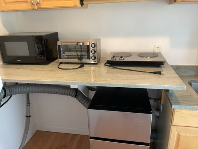 Building Photo - Large 2nd Floor Studio in Quiet Sandwich (Forestdale) Neighborhood