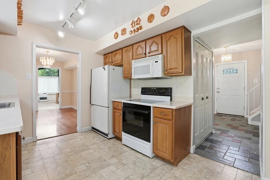 Building Photo - 7420 S 40th Ln