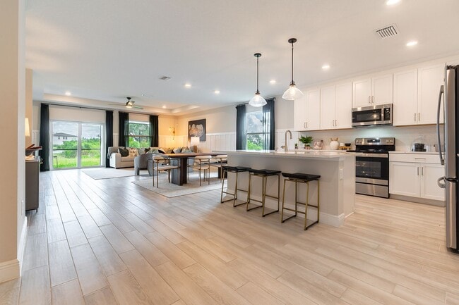 Building Photo - A Luxuriously Furnished 3-Bed, 2-Bath Mode...