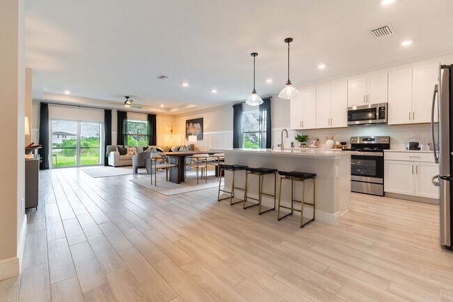 Building Photo - A Luxuriously Furnished 3-Bed, 2-Bath Model Home in Gated Community - Parrish