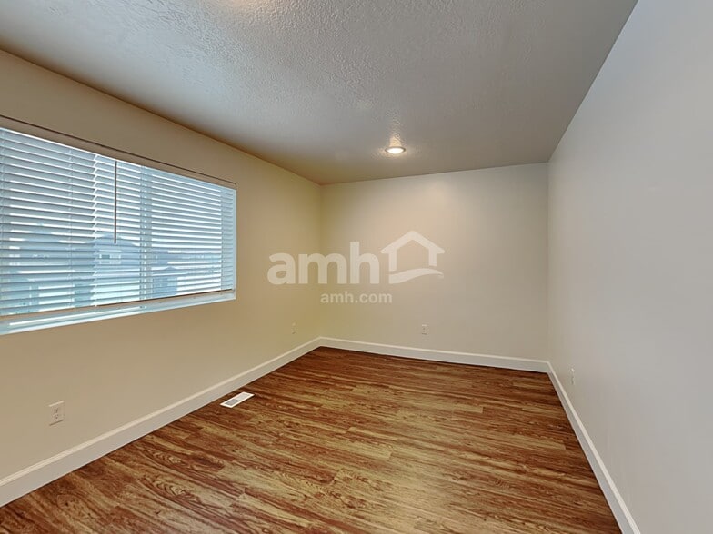 Building Photo - 301 N Gibbons Ln