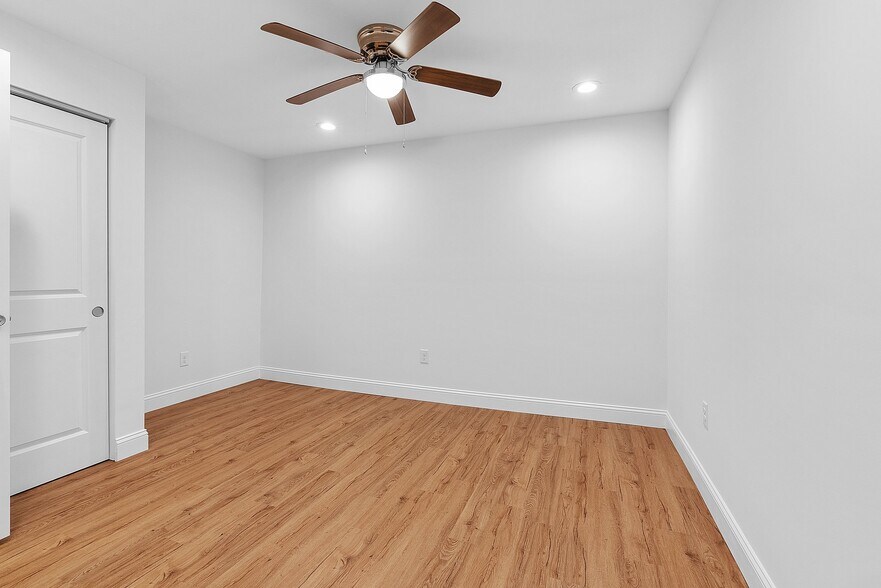 Building Photo - 3876 Lancaster Ave