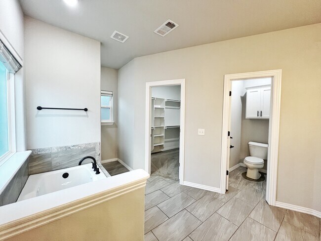 Building Photo - 327 W Kinniburgh Dr