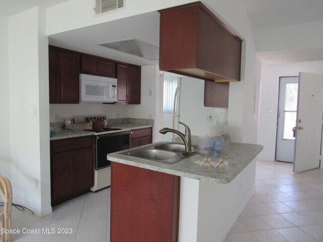 Building Photo - 328 Beach Park Ln