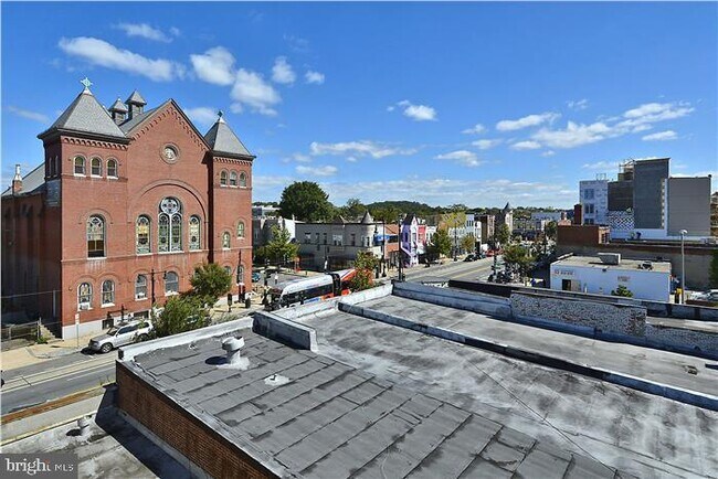 Building Photo - 1015 H St NE