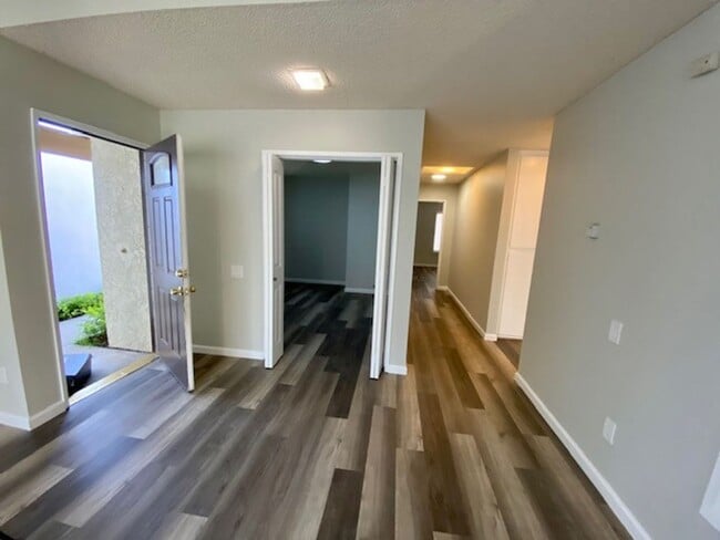 Building Photo - 3 Bed 2 Bath in Gated Beach Community-A must see Home