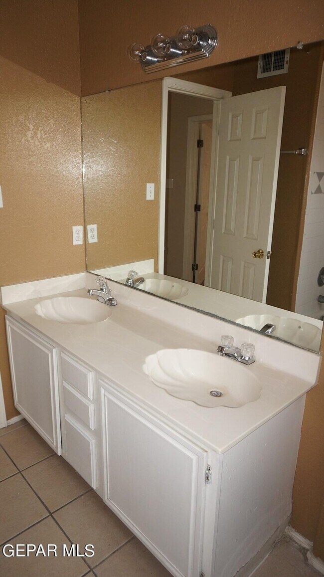 Building Photo - 1801 Garden Gate Way