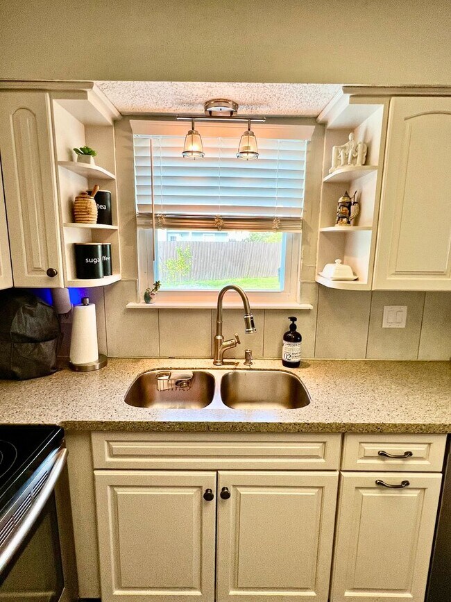 Building Photo - Charming 3-Bedroom Home with Modern Upgrad...