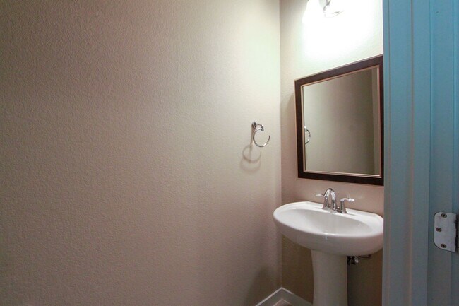 Building Photo - Beautiful 3 Bed / 2.5 Bath Home in Mueller