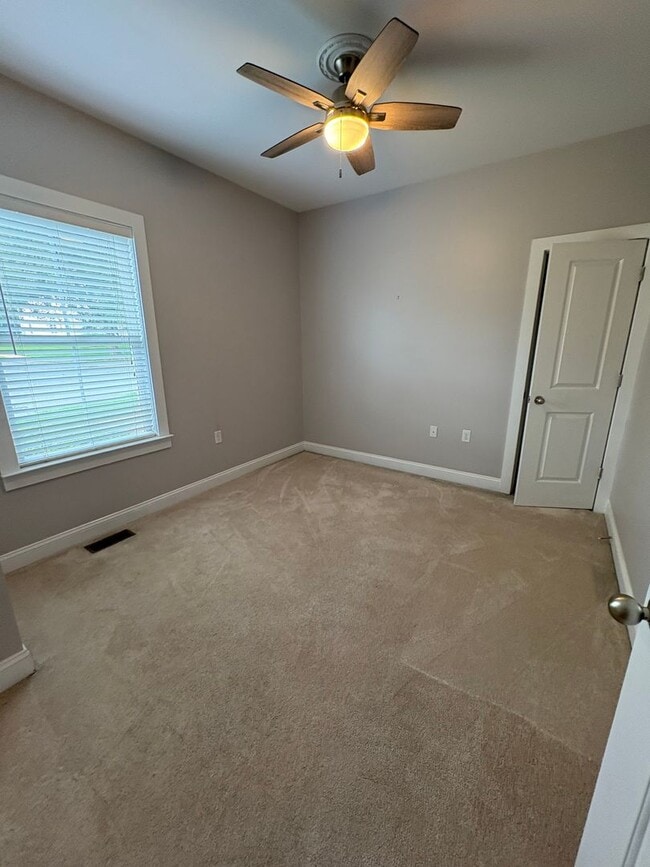 Building Photo - 3 Bedroom 2 Bath home  a few minutes from ...