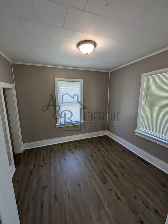 Building Photo - 908 E 8th St