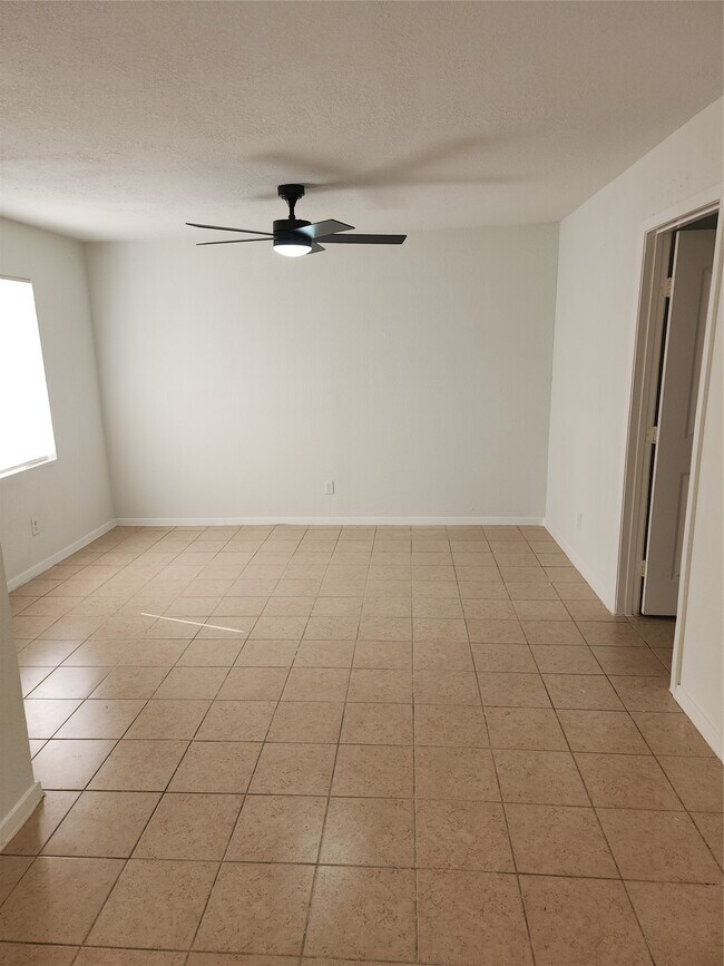 Building Photo - 14033 Garber Ln