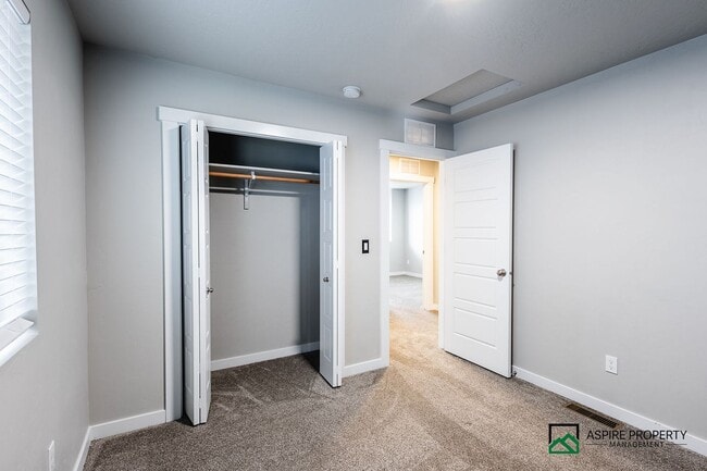 Building Photo - Upgraded 4 bed 3 bath home