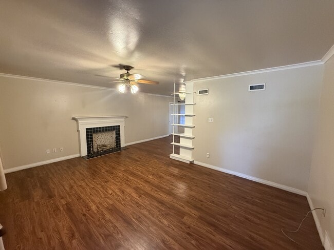 Building Photo - 608 W Kings Rd