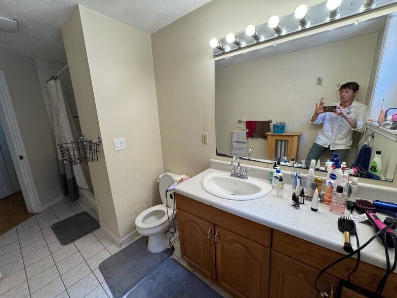 Second Bath - 154 Harvard St