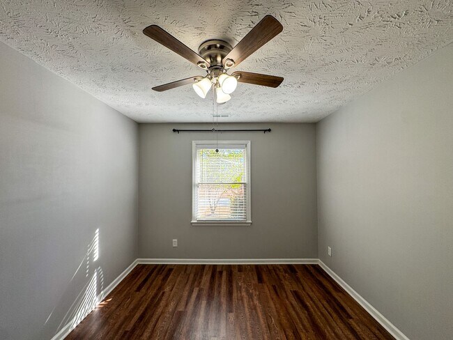 Building Photo - Charming 3 Bed 2 Bath Home with Fenced Backyard