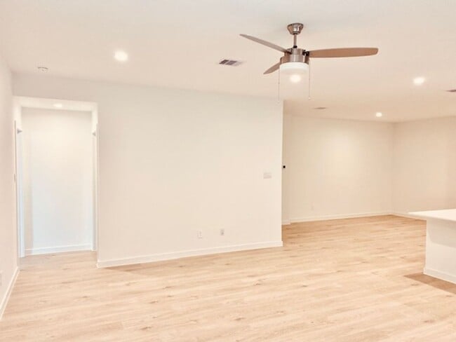Building Photo - Grand Entry W/High Ceilings! Gorgeous Ligh...