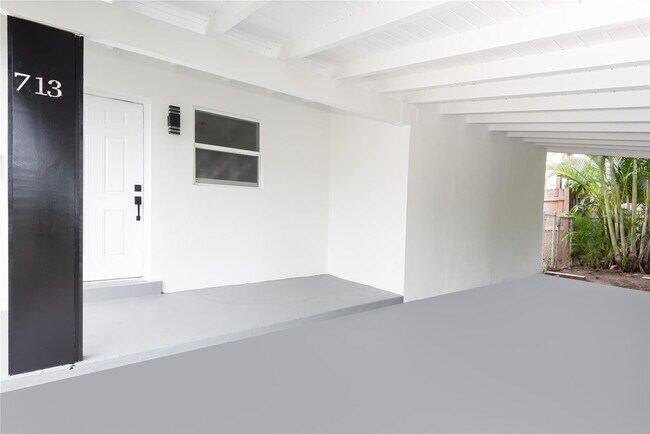 Building Photo - 713 SW 4th Ct