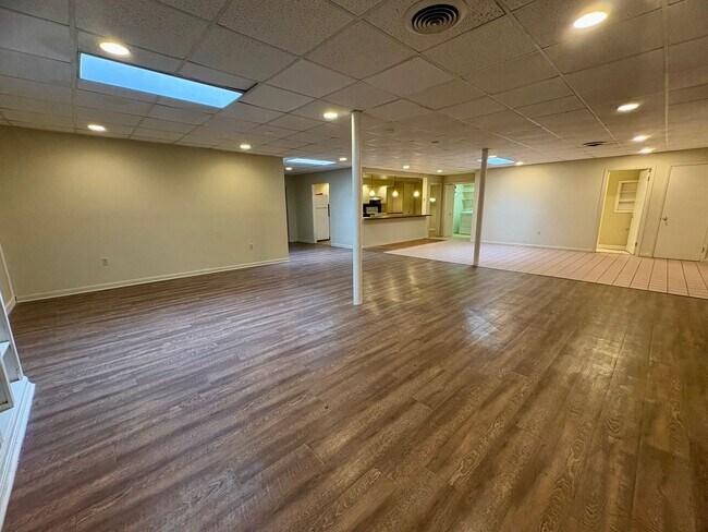 Building Photo - 1325 W Poplar St