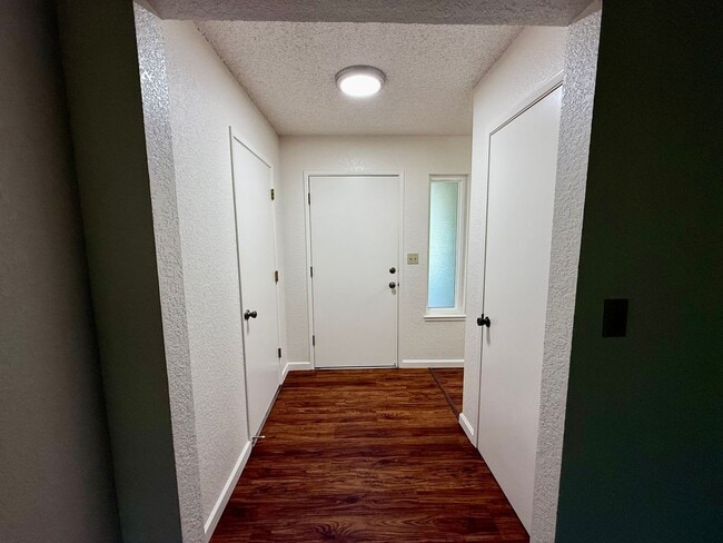 Building Photo - Single story home in established neighborhood!