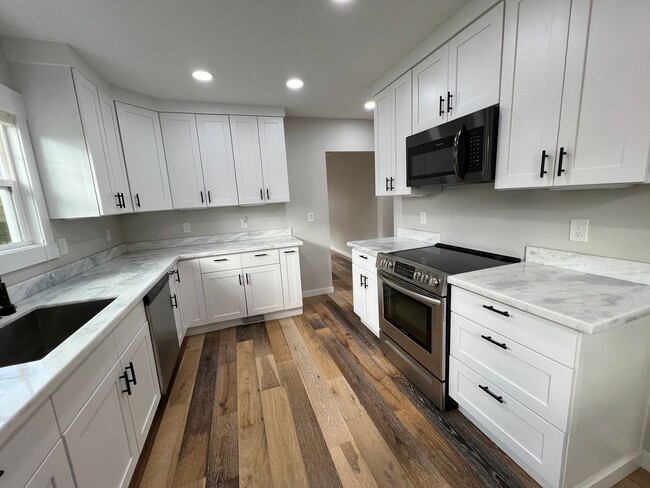 Building Photo - Gorgeous Craftsman available Now