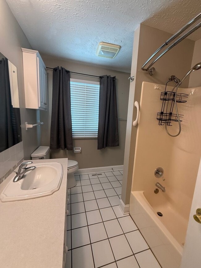Building Photo - 3-4 bedroom 2 bath split foyer for rent