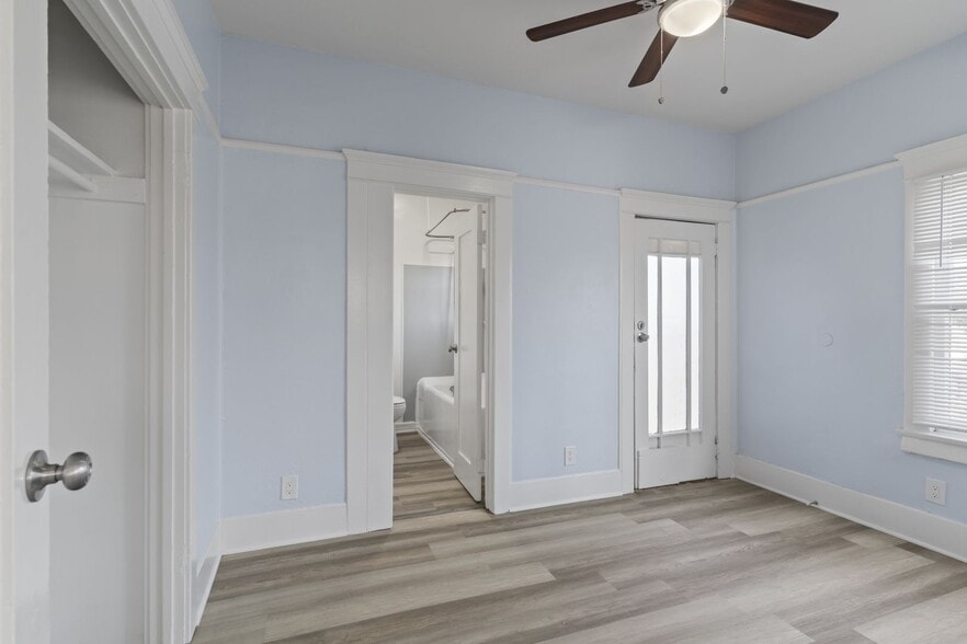 Building Photo - 1049 E 5th St