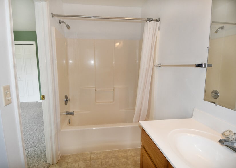 en-suite bathroom - 135 Tobin Dr