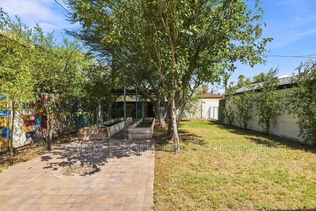 Building Photo - 1128 E Almeria Rd