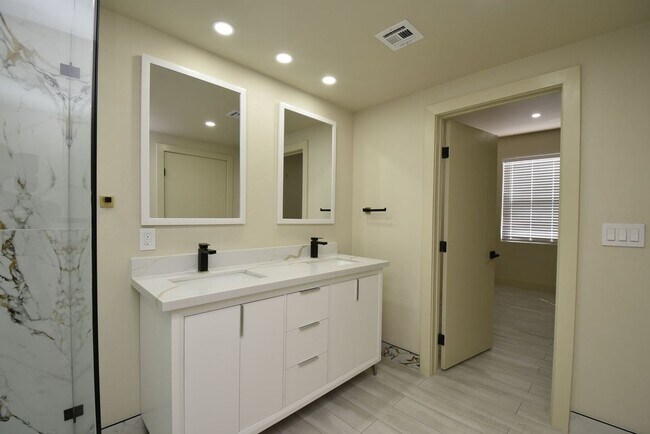 Building Photo - 8000 W Badura Ave