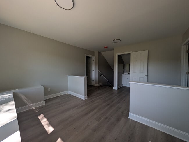 Building Photo - Room in House on Hart St