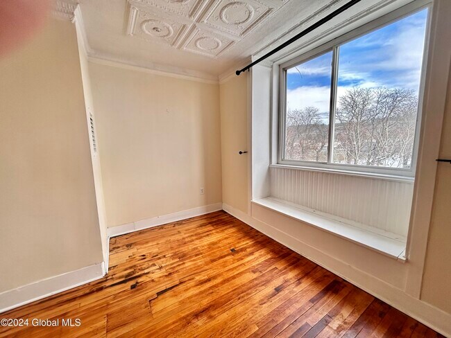 Building Photo - 290 2nd Ave