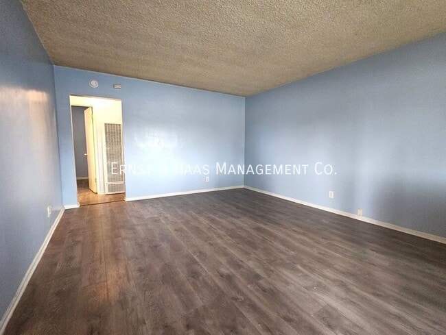 Building Photo - 564 E 61st St