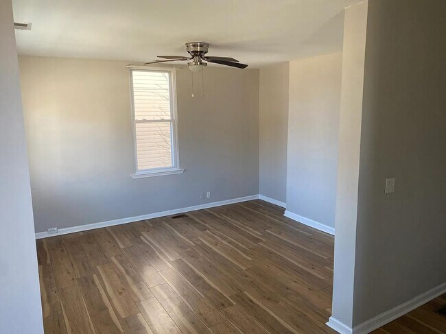 Building Photo - 327 S Main St