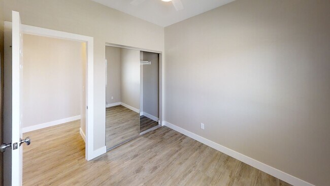 Building Photo - 5121-5123 E Falls View Dr
