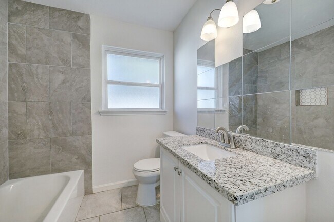 Building Photo - 2534 Roy Cir