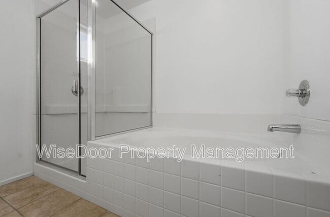 Building Photo - 1087 Waterfall Way